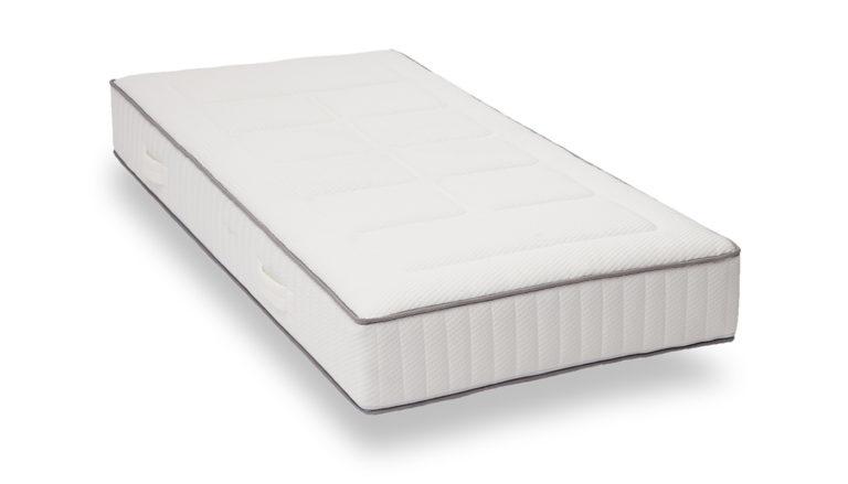 Matelas blanc avec surpiqûres grises.