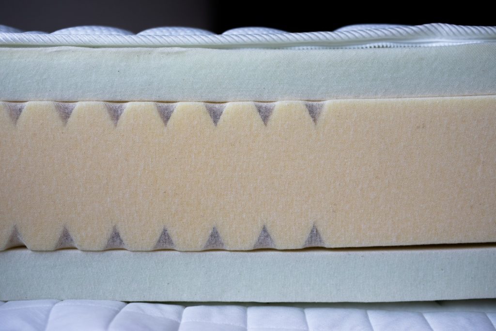 Couche de mousse de matelas en trois parties.