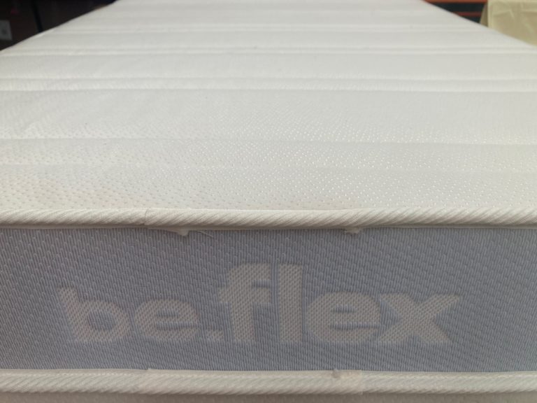 Matelas blanc avec le logo "beflex"