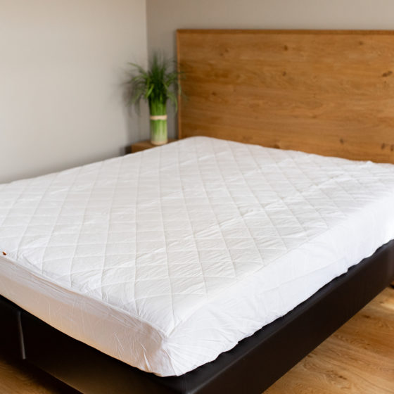 Matelas matelassé blanc sur lit en bois