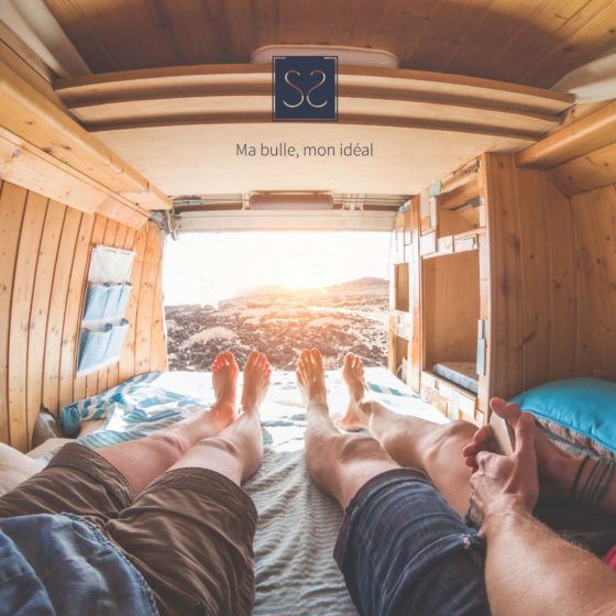 Couple détendu dans un van, vue sur la mer.