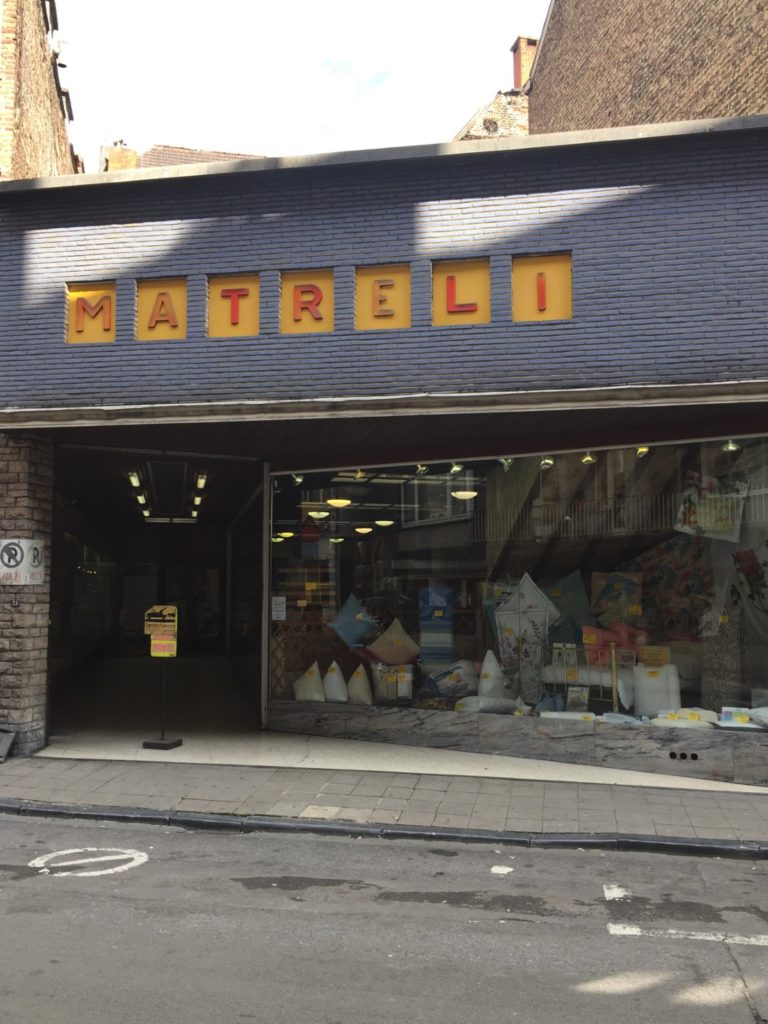 Vitrine de magasin "MATRELI" avec des coussins.